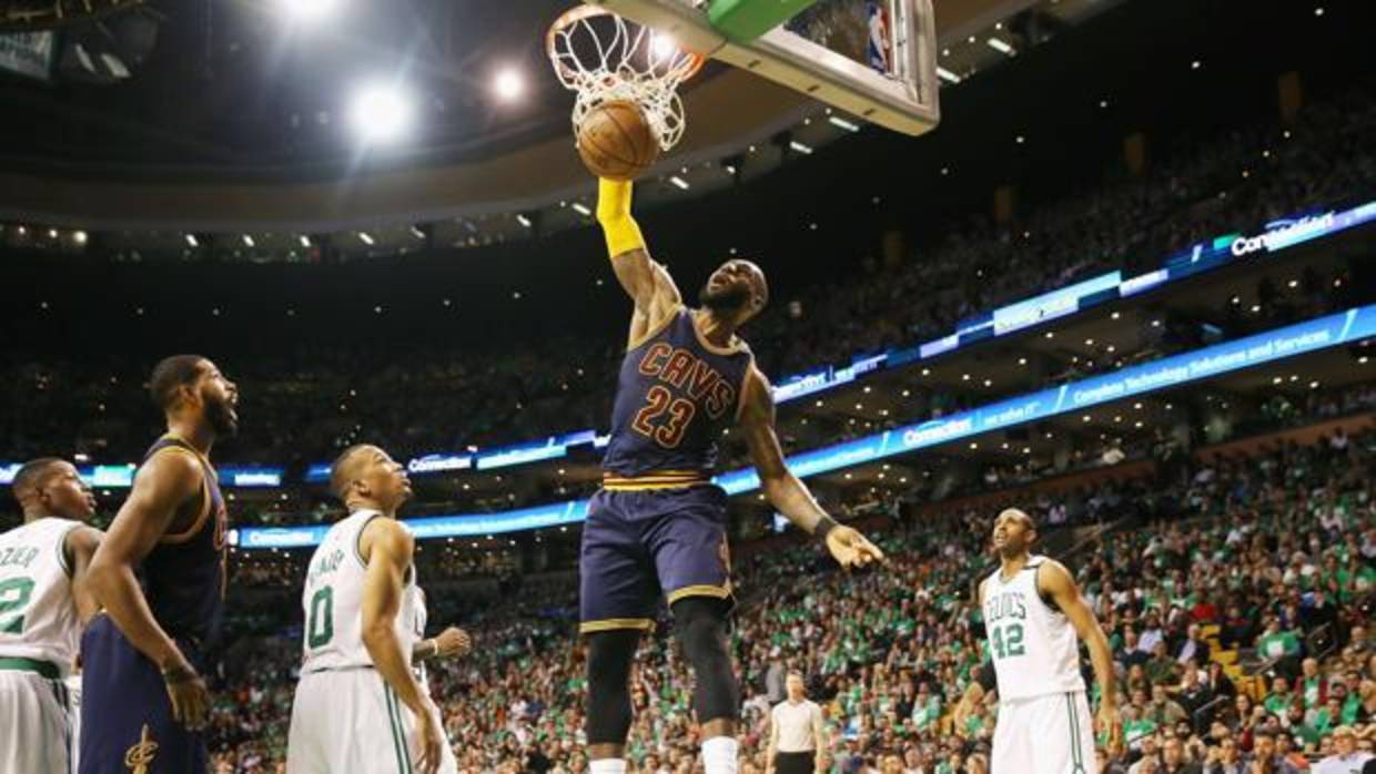 LeBron James hace un mate durante el quinto partido entre los Cavaliers y los Celtics