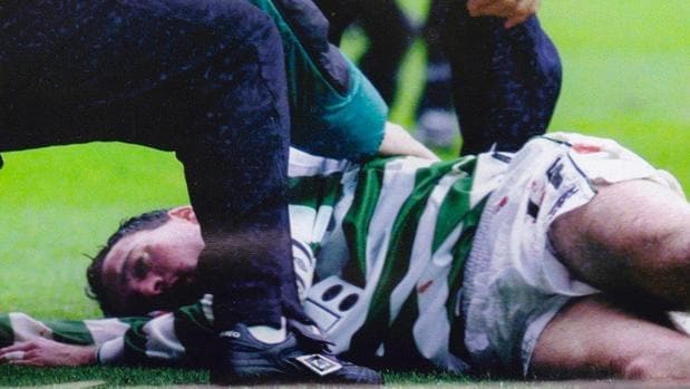 Kieran Tierney, tendido sobre la hierba duranty la final de la copa escocesa entre Celtic y Aberdeen