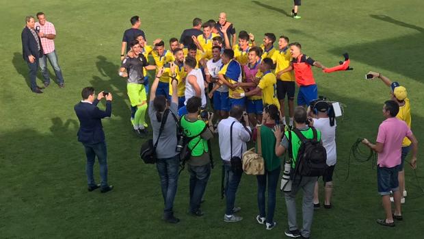 Los jugadores de Las Palmas Atlético celebran el ascenso tras el partido ante el Peña Sport