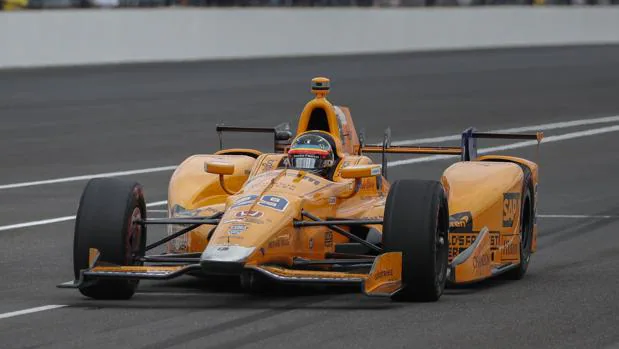 Fernando Alonso, en su coche en las 500 Millas de Indianápolis