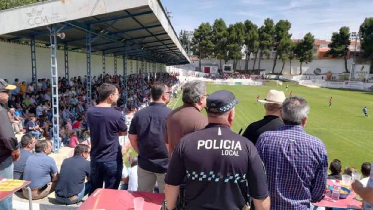 Los aficionados del Villarrobledo llenaron este domingo su estadio en el partido ante el CD Cortes