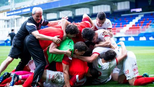 Los jugadores del CD Vitoria celebran la clasificación