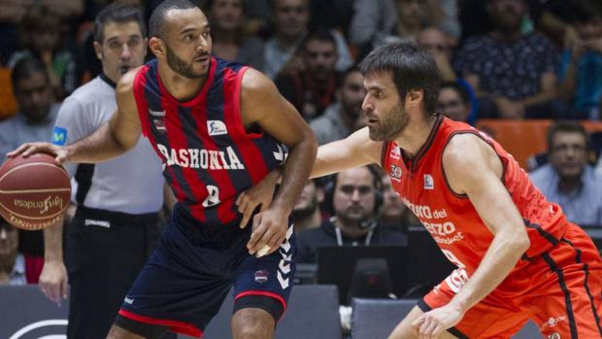 San Emeterio, defendiendo a Hanga