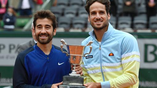 «Los López» con el trofeo de campeones el año pasado en París