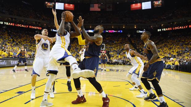 Durant se exhibe ante James y da primer triunfo a Warriors