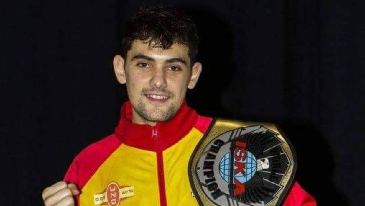 Alex Pintor, con su título logrado el pasado año en el Campeonato del Mundo ISKA, que la FEK dice «no es oficial»