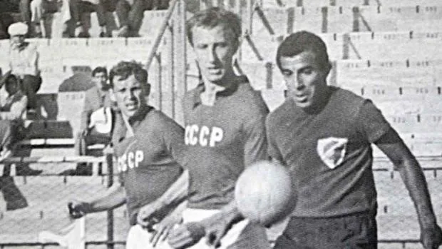 Coll, a la decrecha, en el partido ante la Unión Soviética en el que marcó su gol olímpico
