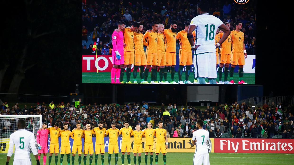 Imagen de los jugadores de Australia mientras guardan el minuto de silencio