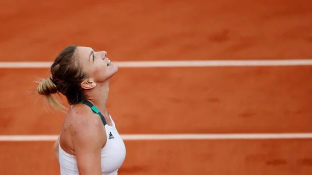 Simona Halep sonríe durante su partido de semifinal contra Pliskova