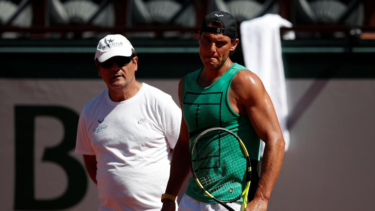 Toni Nadal observa a su sobrino Rafael durante un entrenamiento en París