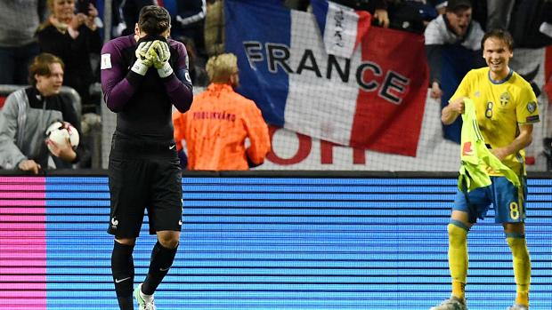 Hugo Lloris se lamenta tras el error que le costó la derrota a Francia