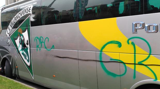 Las pintadas en el autobús del Villanovense