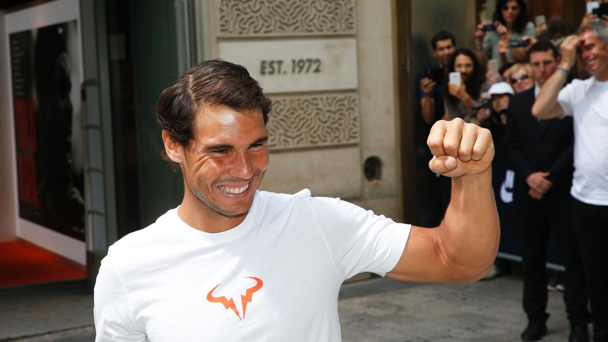 Rafa Nadal sonríe el día después de ganar su décimo Roland Garros