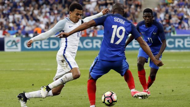 Francia gana a Inglaterra a pesar de la expulsión de Varane