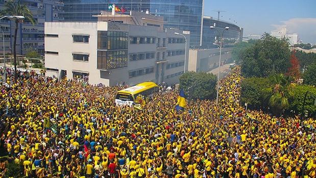 El autobús del Cádiz, a su llegada al estadio Ramón de Carranza