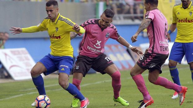 El Cádiz cobra ventaja con un golazo de Aketxe