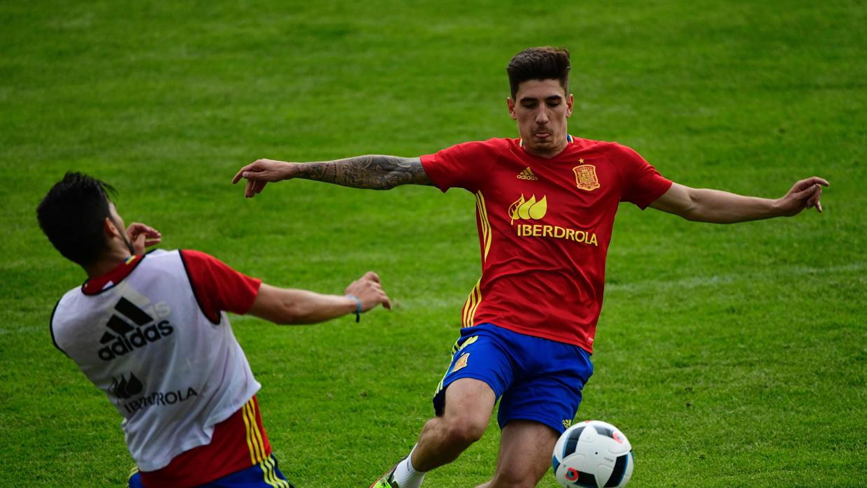 Háctor Bellerín durante un entrenamiento de la selección española