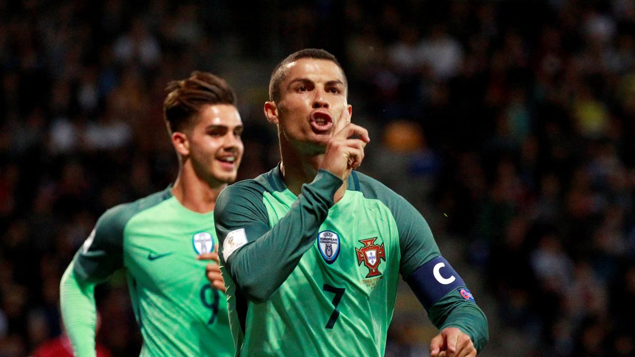 Cristiano Ronaldo y André Silva con la camiseta de Portugal.