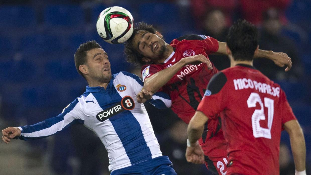 Sergio Garcñia disputa un balón en su anterior en el Español