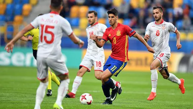 Asensio intenta superar a varios rivales en el estreno de España en la Eurocopa sub 21.