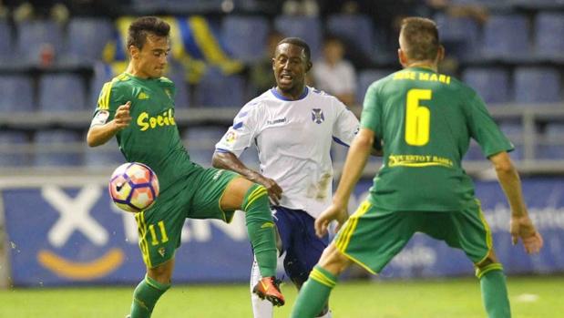 El Tenerife sabe sufrir ante el Cádiz y buscará el ascenso ante el Getafe