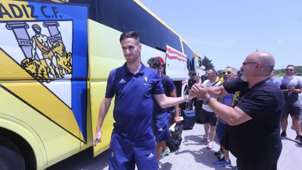 La afición arropa al equipo en su llegada a Cádiz