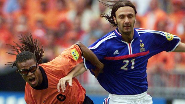 Dugarry forcejea con Davids en un partido entre Francia y Holanda