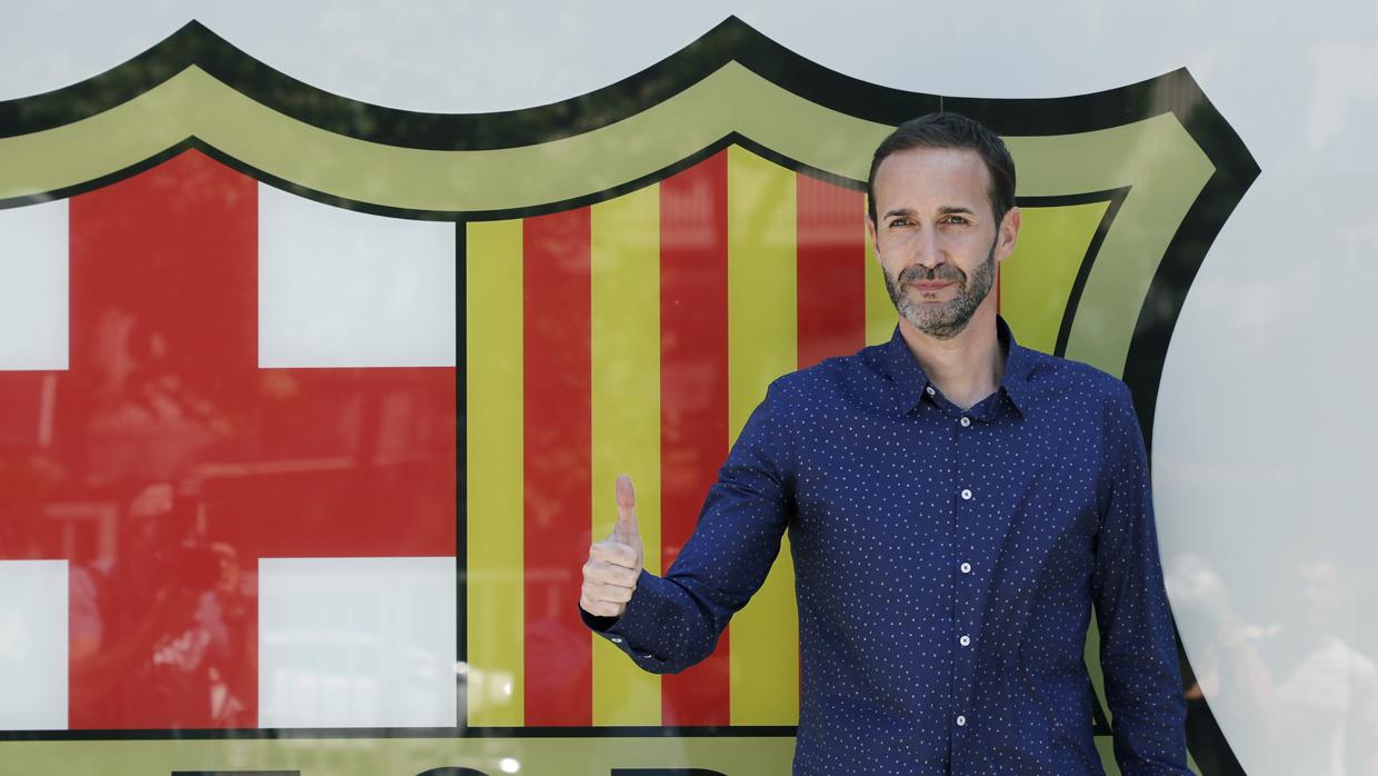 Sito Alonso posa ante un escudo gigante del Barcelona en las oficinas del club azulgrana