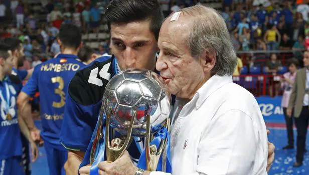 García, con Ortiz, capitán del Movistar Inter, y el trofeo liguero