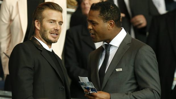 Patrick Kluivert junto a David Beckham durante un partido de fútbol