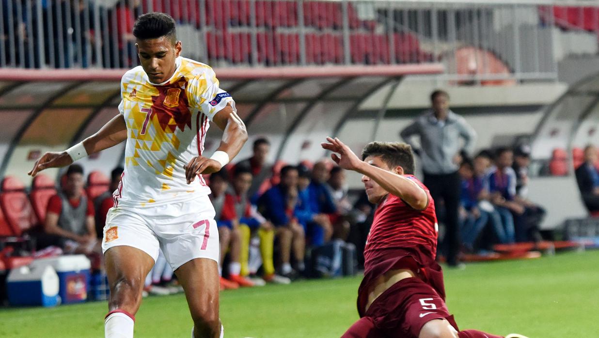 Jordi Mboula en un partido con la seleccion española