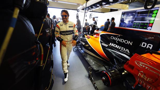 Fernando Alonso, en el garaje de McLaren en Bakú