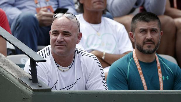 Agassi, durante un partido de Djokovic en Roland Garros