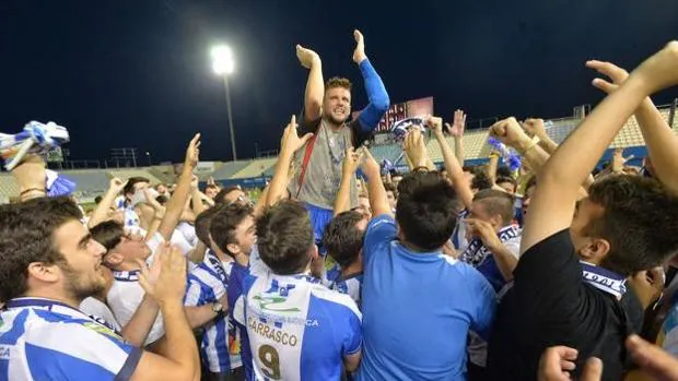 l goleador del Lorca Deportiva, Carrasco, a hombros de sus compañeros