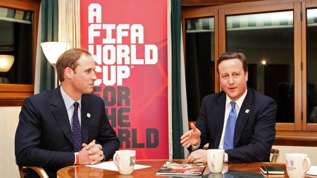 El Príncipe Guillermo y David Cameron, en una imagen de 2010 previa a la elección del Mundial