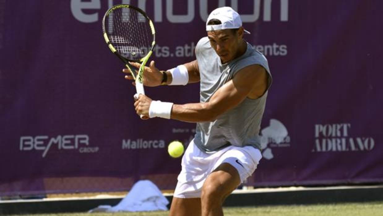 Rafa Nadal, en un entrenamiento sobre hierba en Mallorca