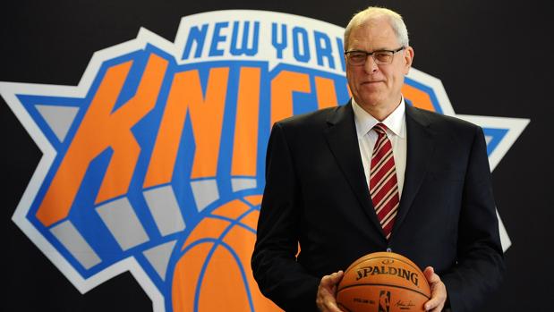 Phil Jackson posa frente al escudo de los Knicks.