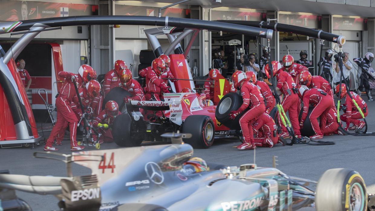Una parada de uno de los Ferrari durante el gran premio de Baku.