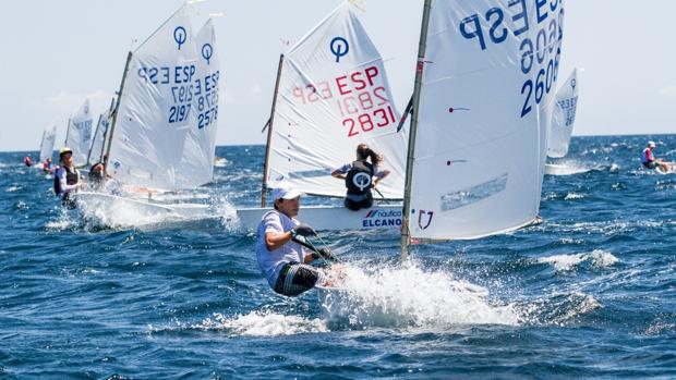 Álvarez-Dardet y Lladó llegan a la última jornada del Nacional de Optimist separados por tres puntos