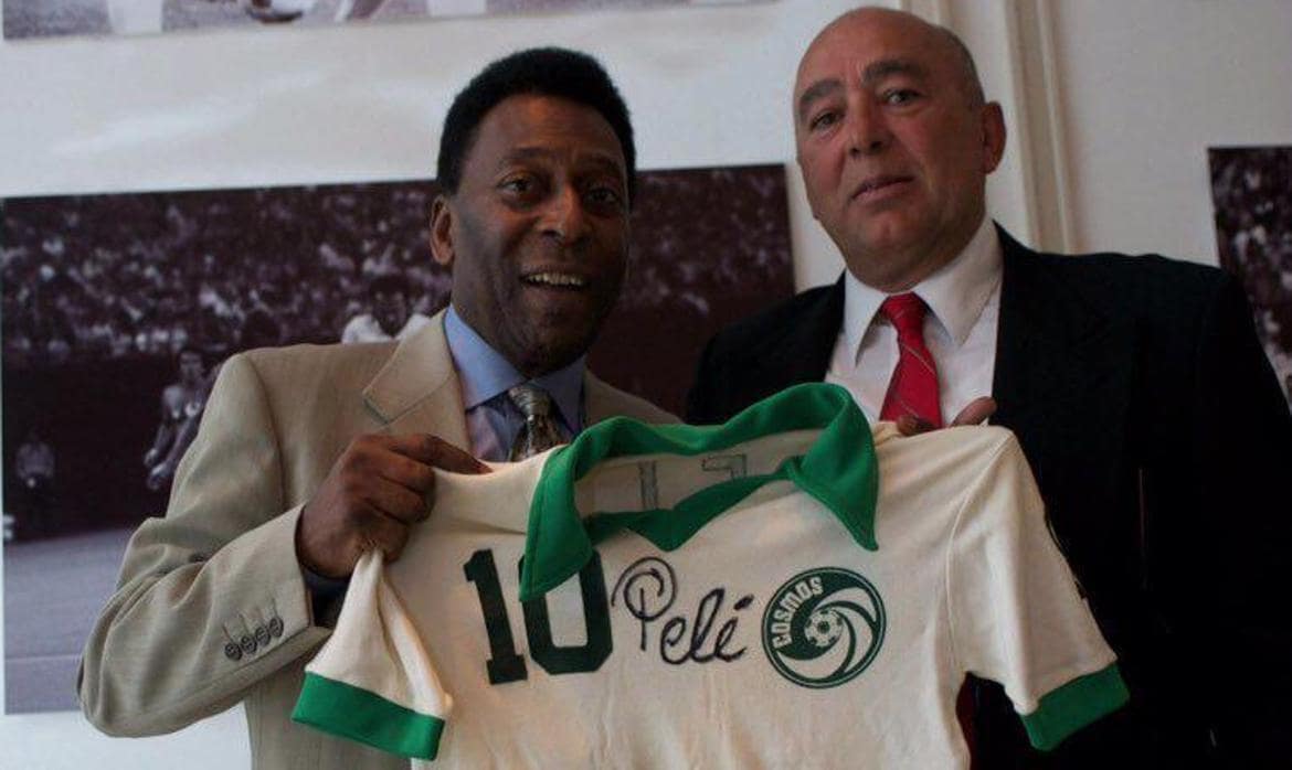 Pelé y Formoso sostienen una camiseta del Cosmos, el equipo en el que fueron compañeros