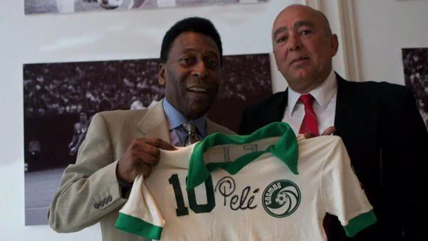 Pelé y Formoso sostienen una camiseta del Cosmos, el equipo en el que fueron compañeros