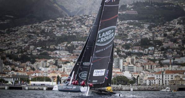 La bahía de Funchal marca el ritmo de la Extreme Sailing Series