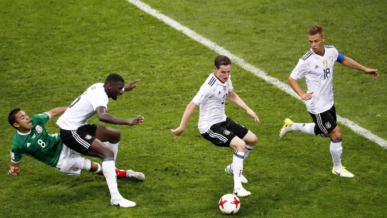 Jugadores alemanes, durante su partido contra México