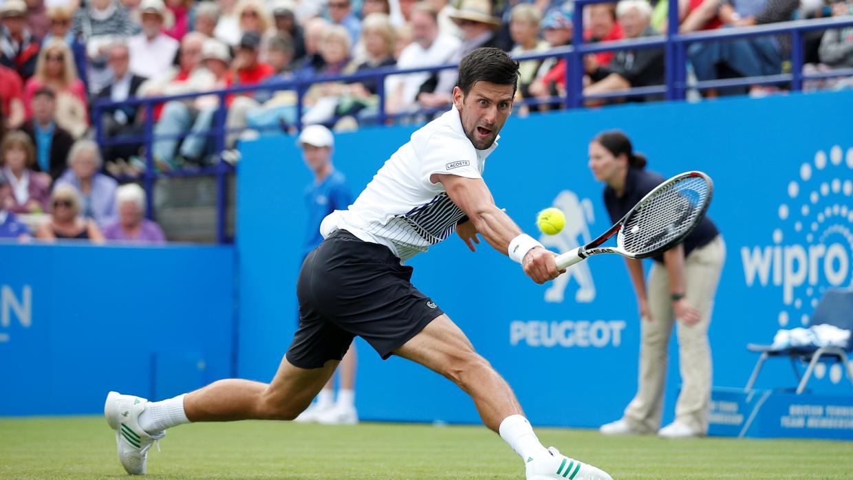 Novak Djokovic durante un punto en Eastbourne.