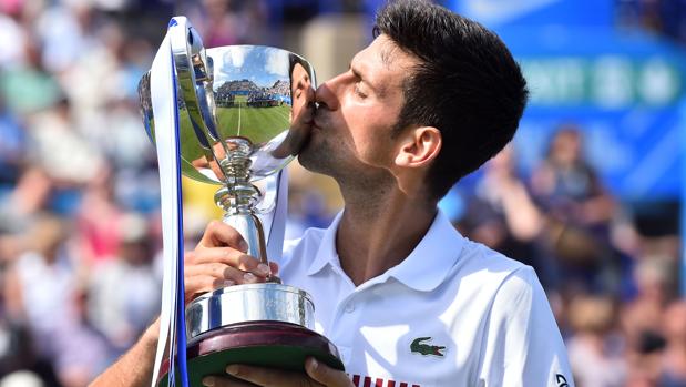 Djokovic, con la copa de Eastbourne