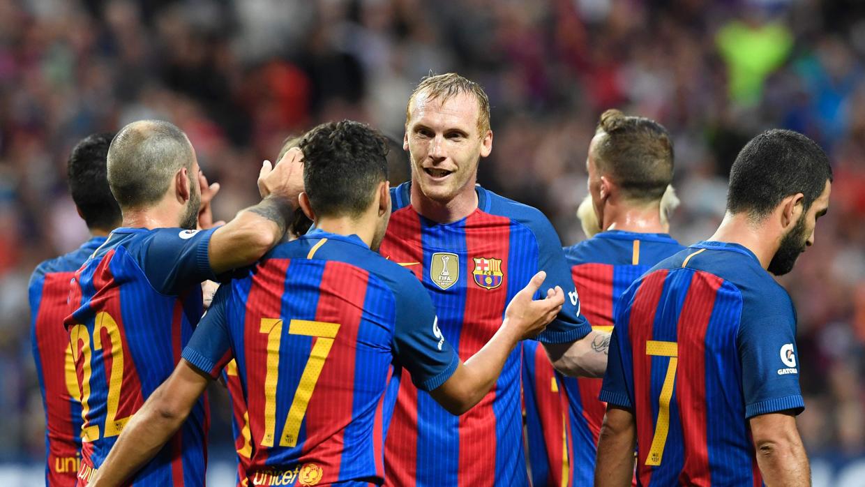 Jeremy Mathieu celebra un gol del Barcelona durante un partido del club azulgrana