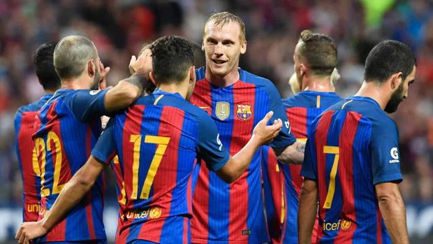 Jeremy Mathieu celebra un gol del Barcelona durante un partido del club azulgrana