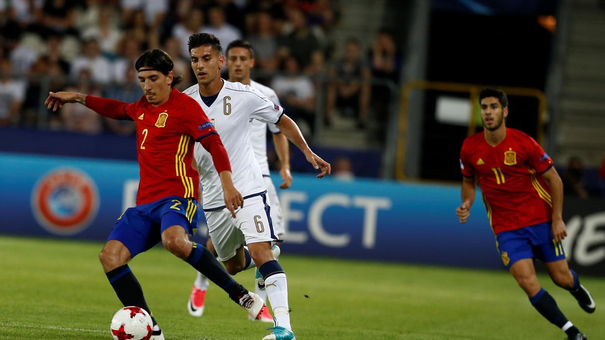 Héctor Bellerín durante un partido con la selección sub 21.