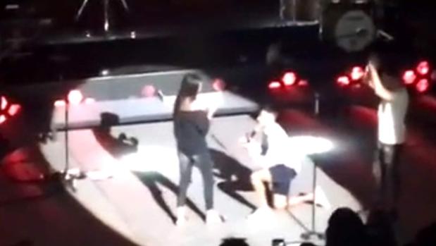 Cristian Tello le pide matrimonio a su novia, sobre el escenario, en el concierto de Antonio José