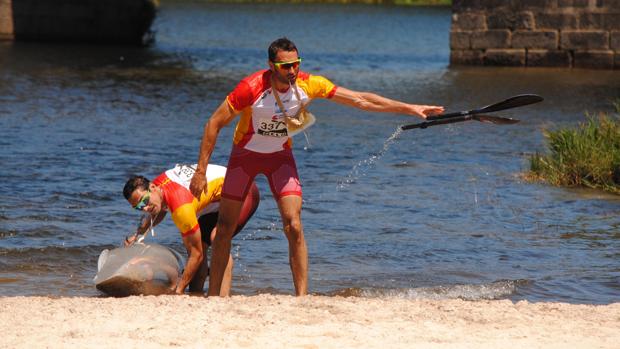 Rompen la pala, se caen al agua... y terminan ganando la plata en el Campeonato de Europa